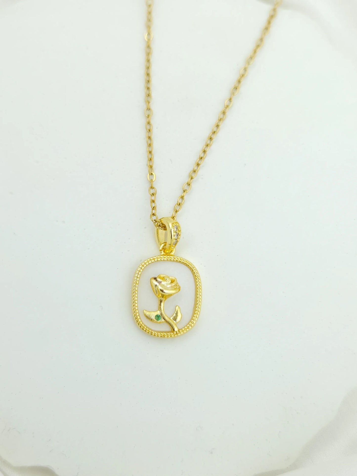 Gold Pearly Rose Necklace - Anti Tarnish