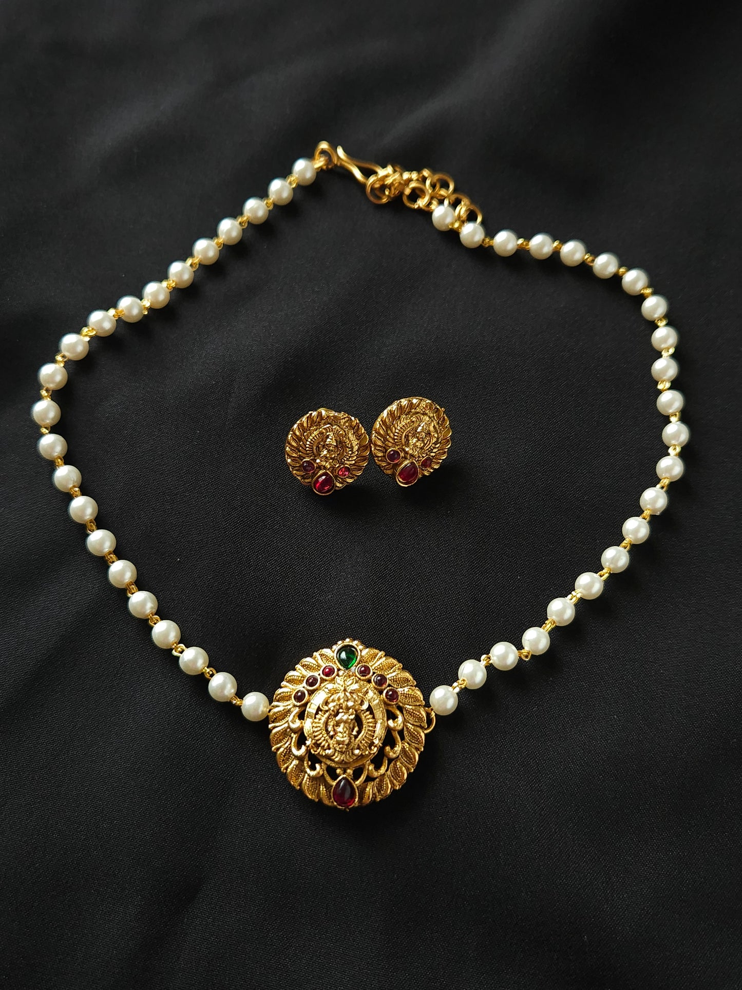 Single line pearl choker