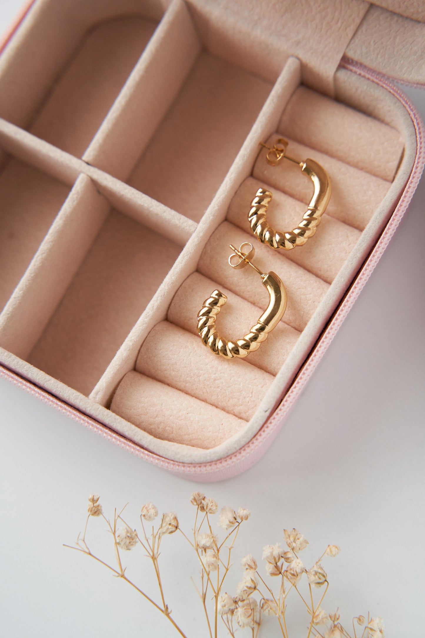 J twisted stud