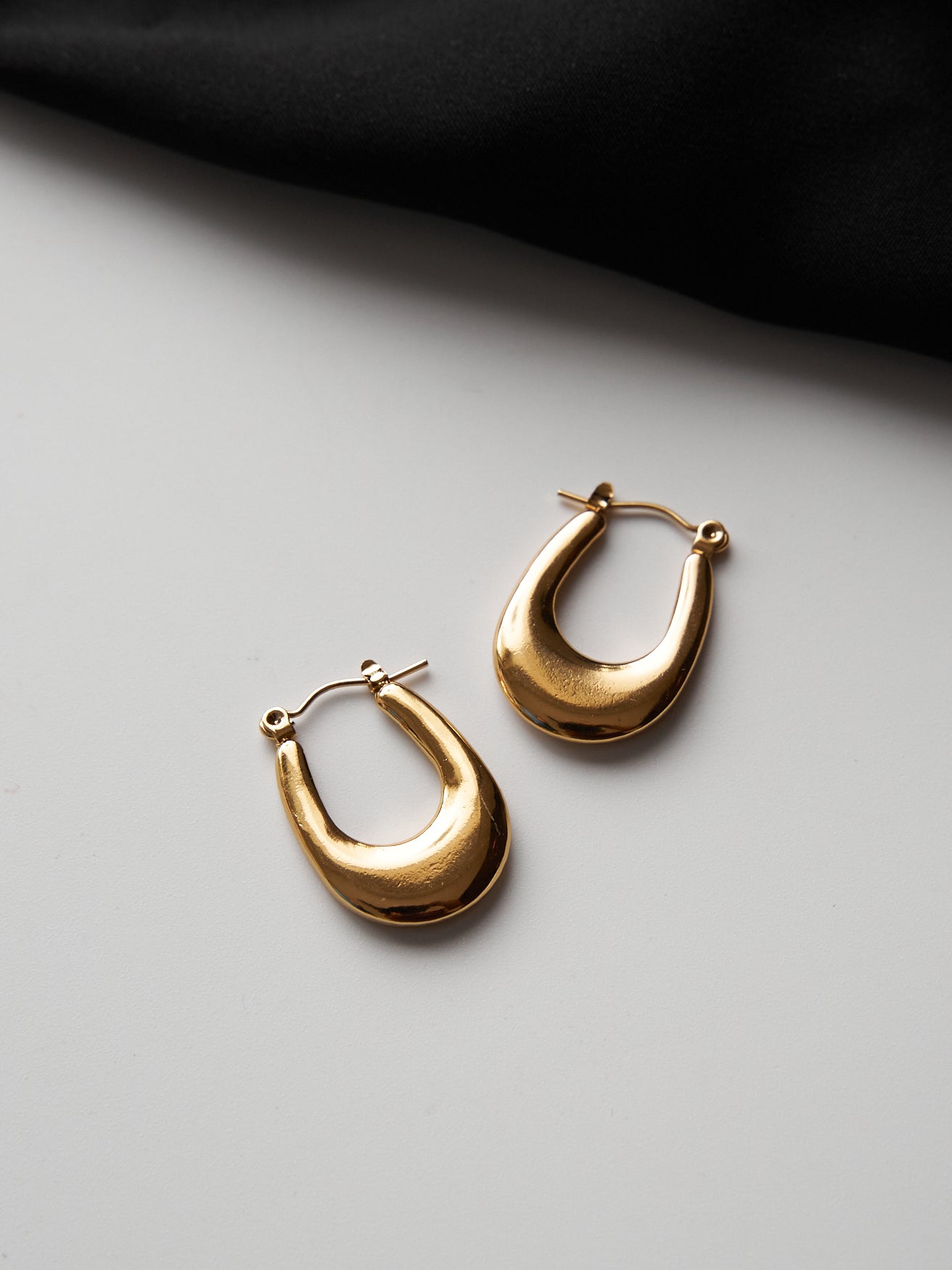 U shiny hoops