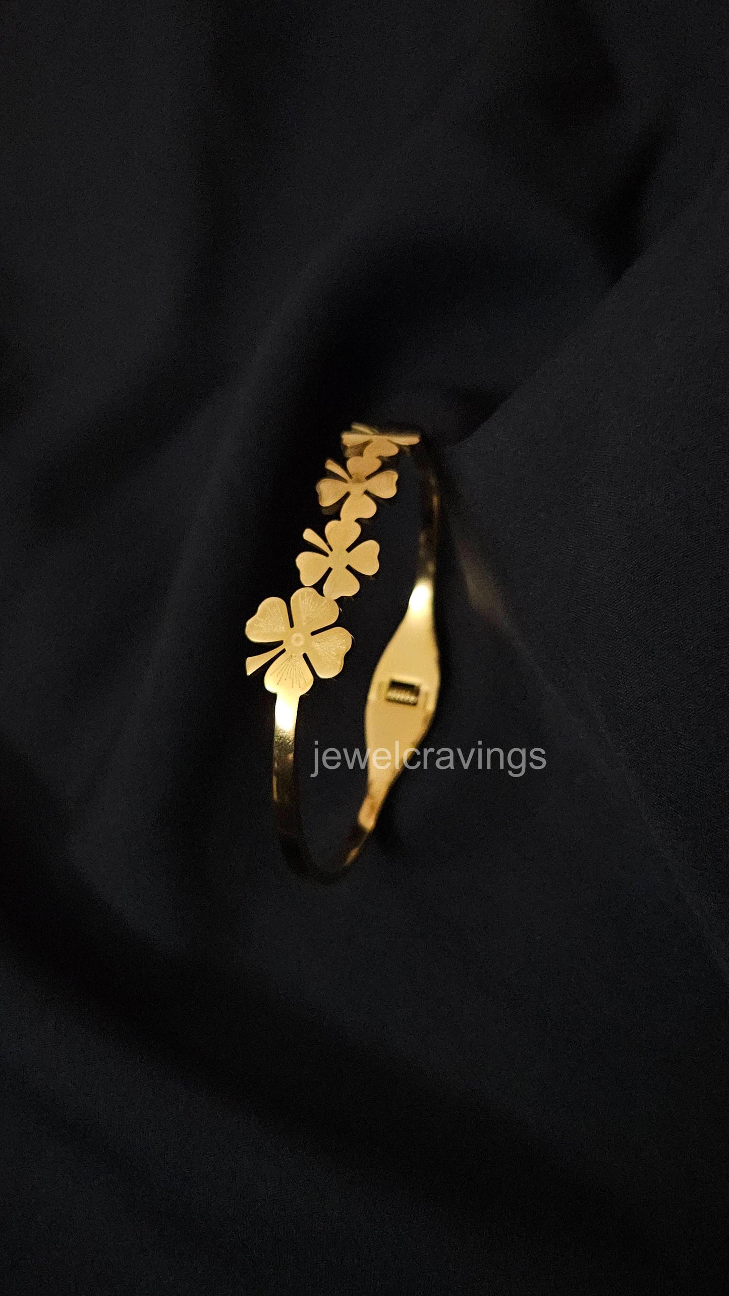Clover Cascade – 18K Gold Plated Clover Bracelet Set (Waterproof & Anti-Tarnish)