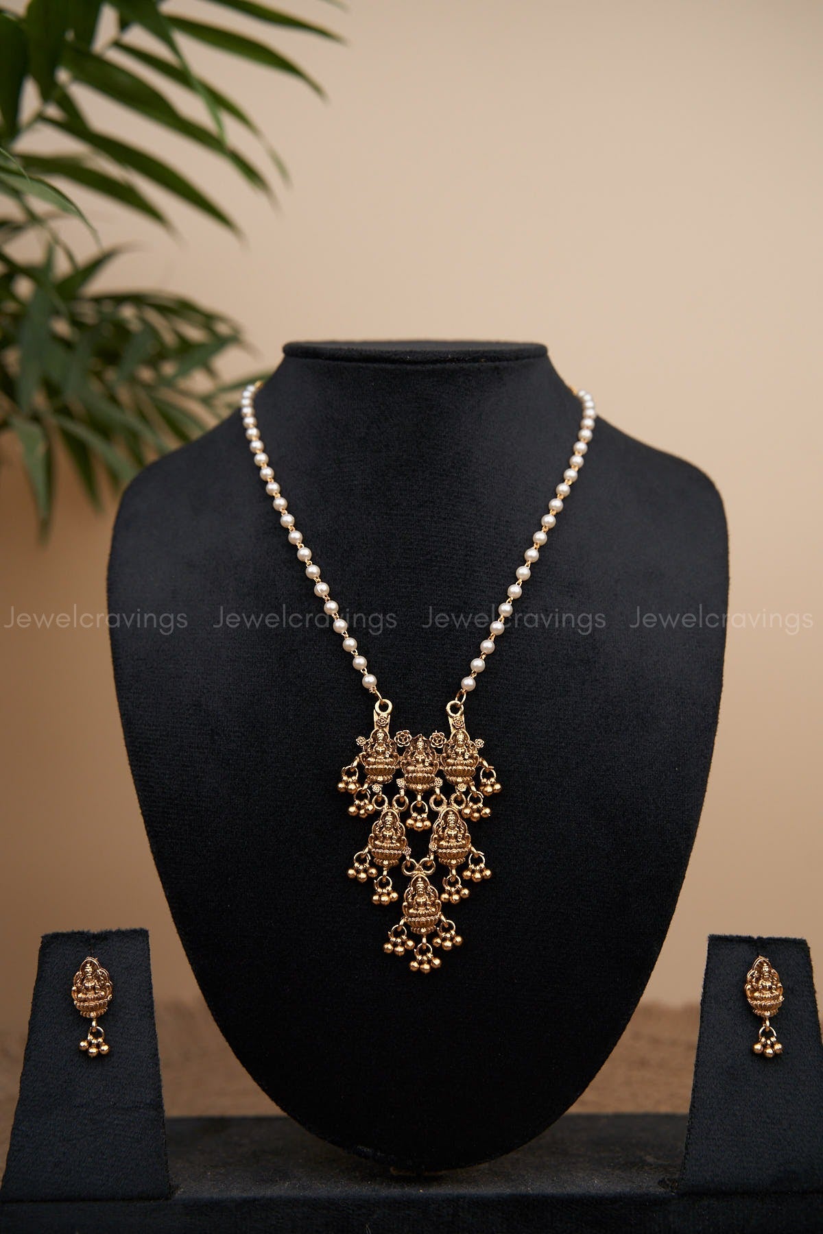 Taanvi Antique Necklace with Earrings