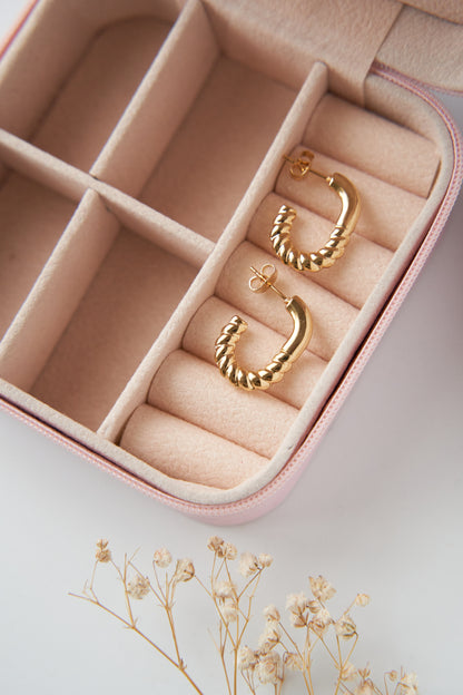J twisted stud