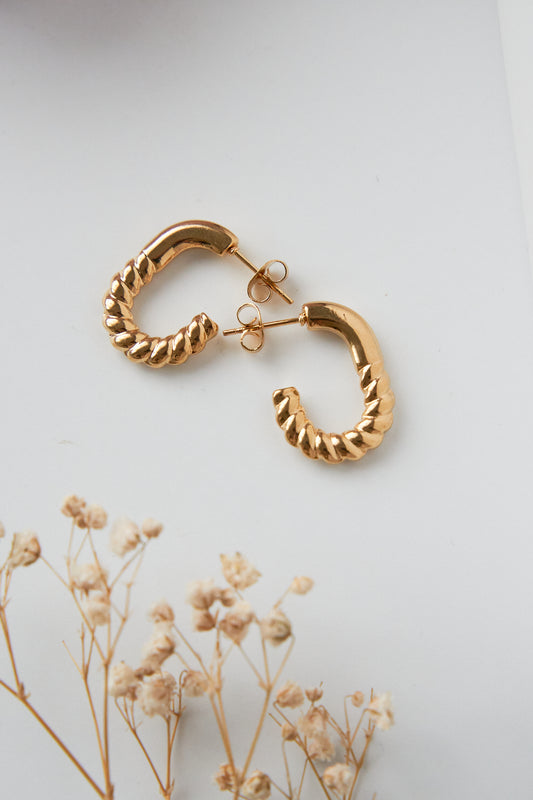 J twisted stud