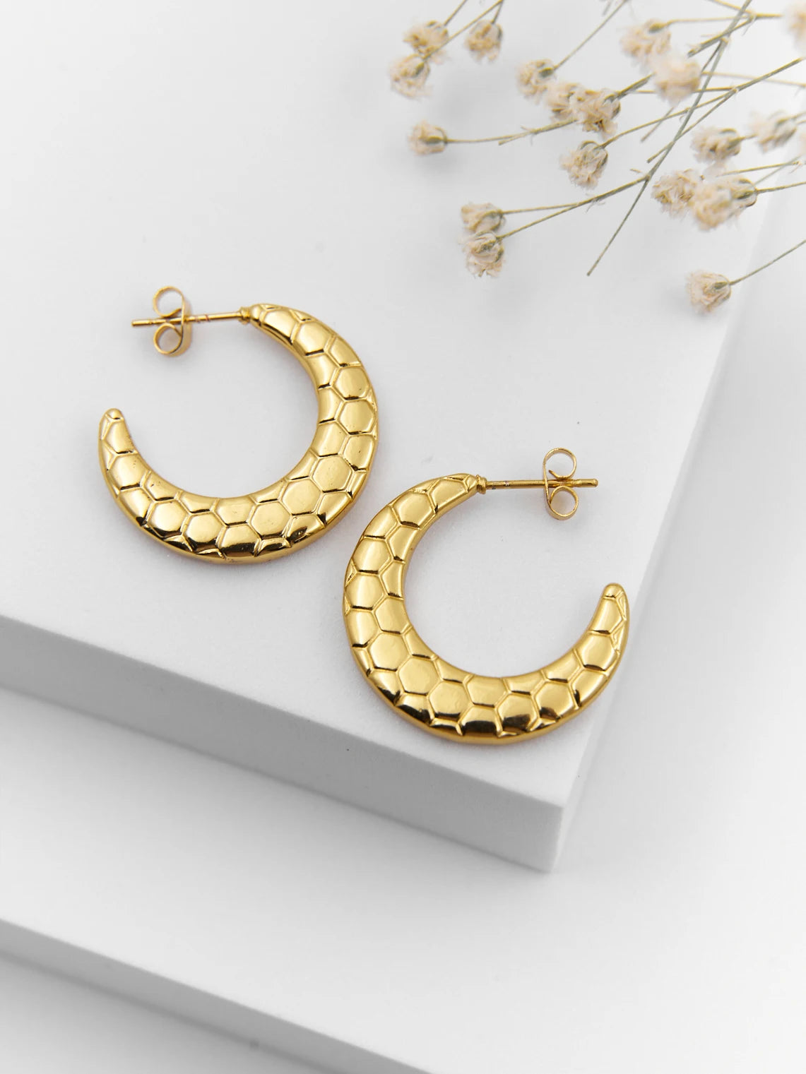 Moon stud