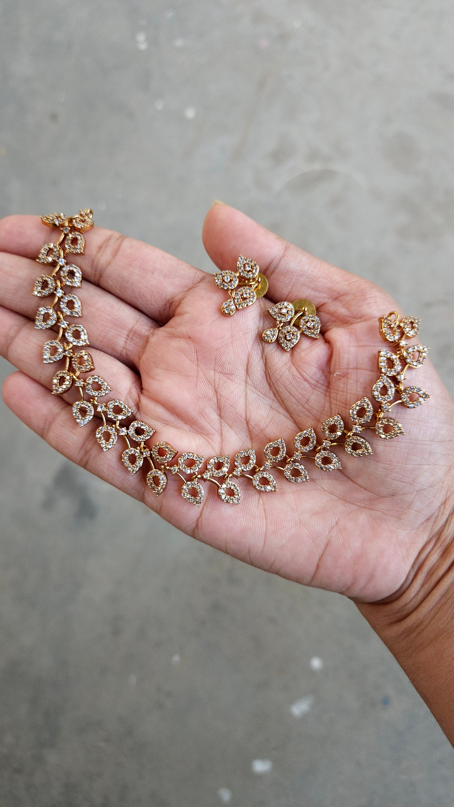 Pretty AD Leaf Necklace with Earrings